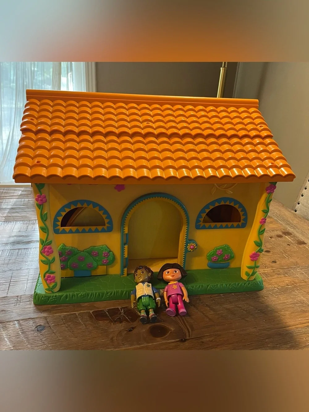 2003 Dora the explorer talking Playhouse with Figures